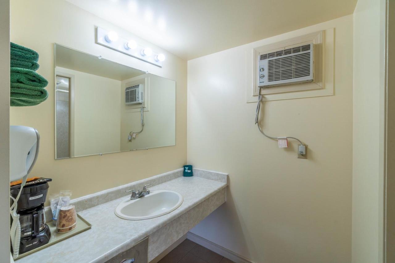 Canada'S Best Value Desert Inn & Suites Кэш-Крик Экстерьер фото