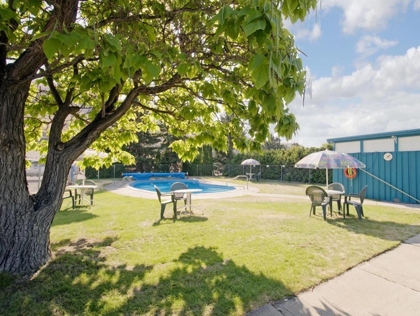 Canada'S Best Value Desert Inn & Suites Кэш-Крик Экстерьер фото