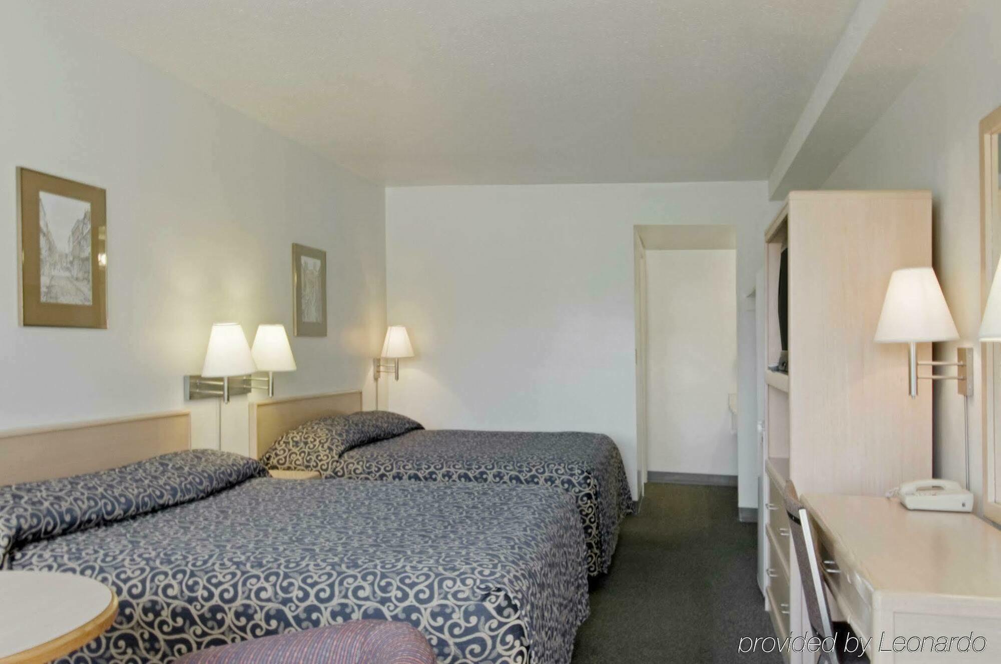 Canada'S Best Value Desert Inn & Suites Кэш-Крик Экстерьер фото